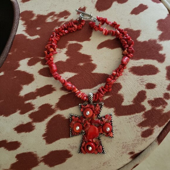 BEAUTIFUL STONE CROSS NECKLACE - Picture 8 of 9